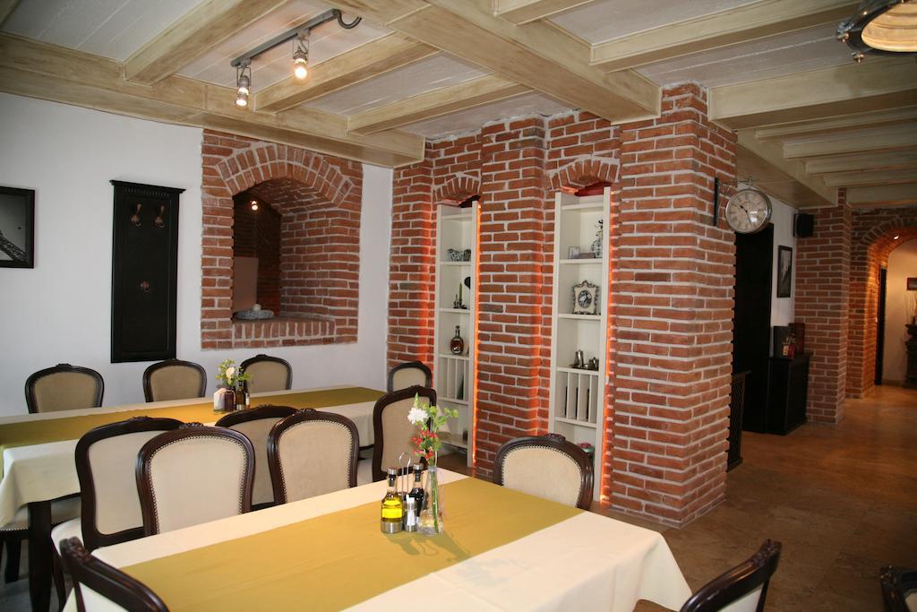 Pensiunea Antique Targu Jiu Ngoại thất bức ảnh