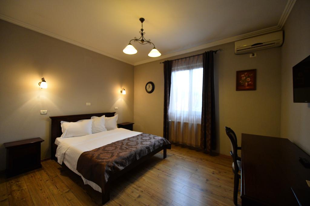 Pensiunea Antique Targu Jiu Ngoại thất bức ảnh