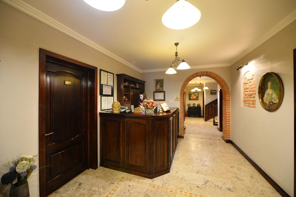 Pensiunea Antique Targu Jiu Ngoại thất bức ảnh